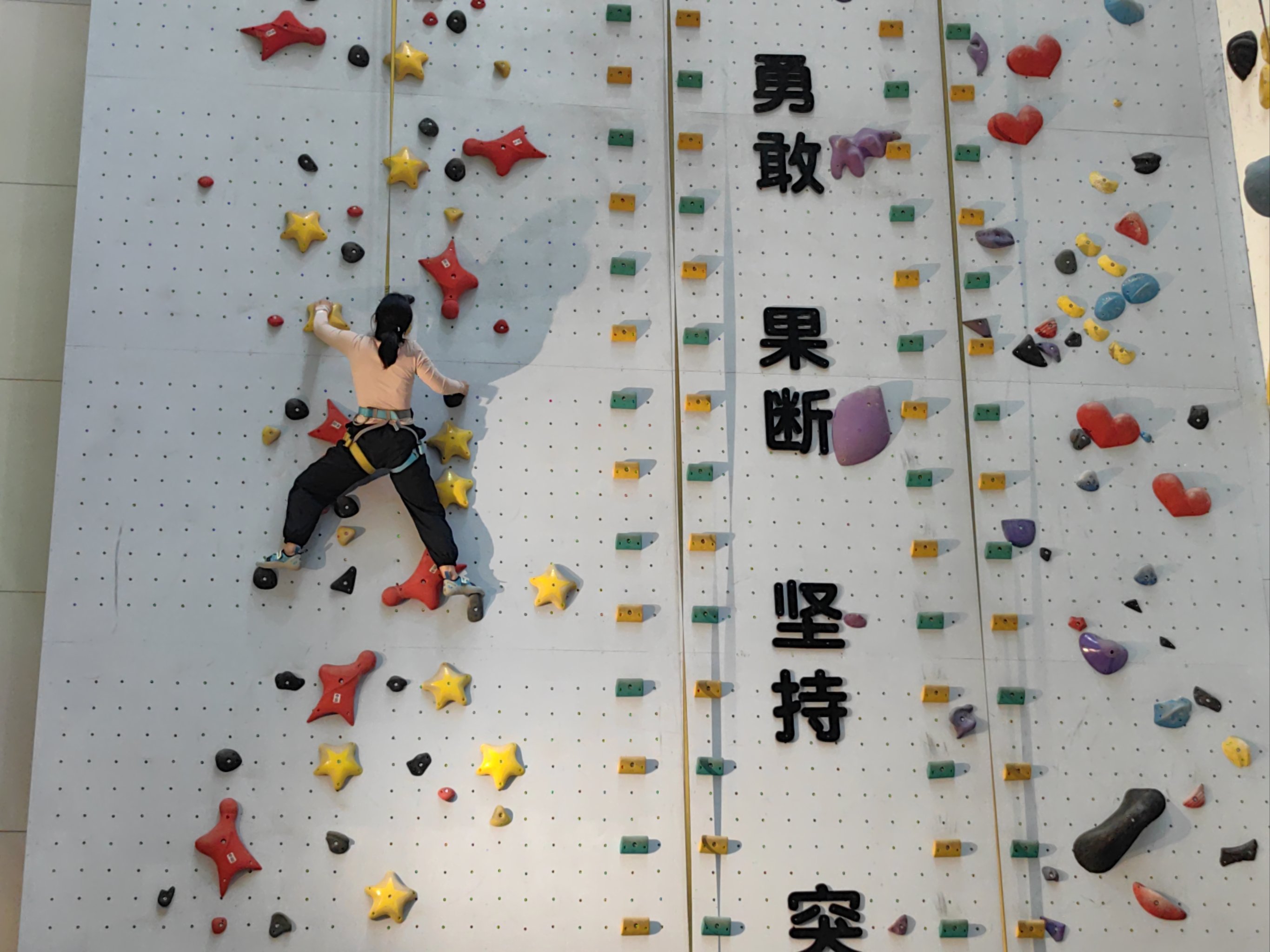 AYX体育官网-极限攀岩夜光赛，点亮黑暗中的勇气之路