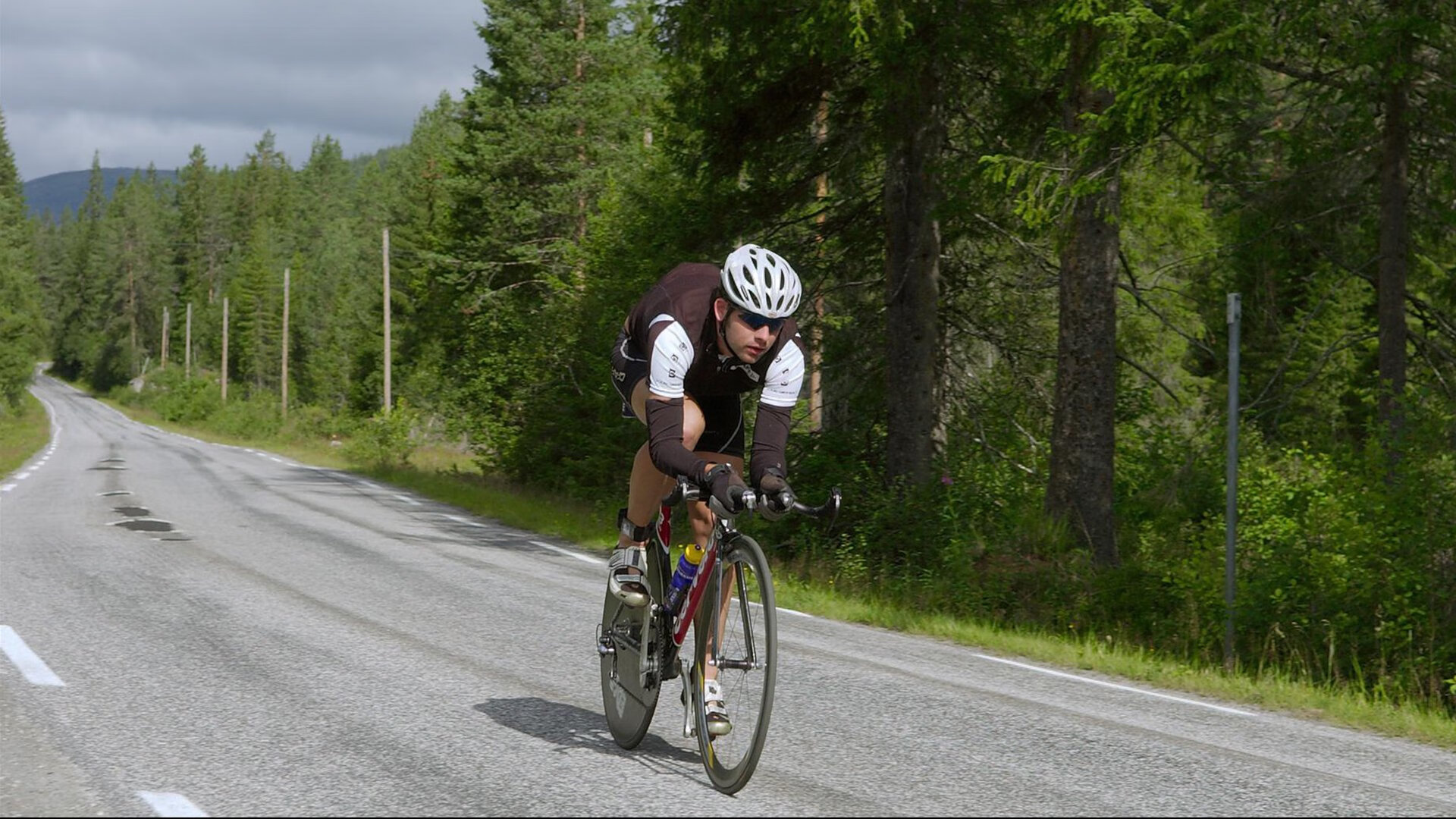 在季后赛对阵开拓者的比赛中，蒂伊多次用“铁壁”封堵对手关键上篮，成为球队“后防屏障”！